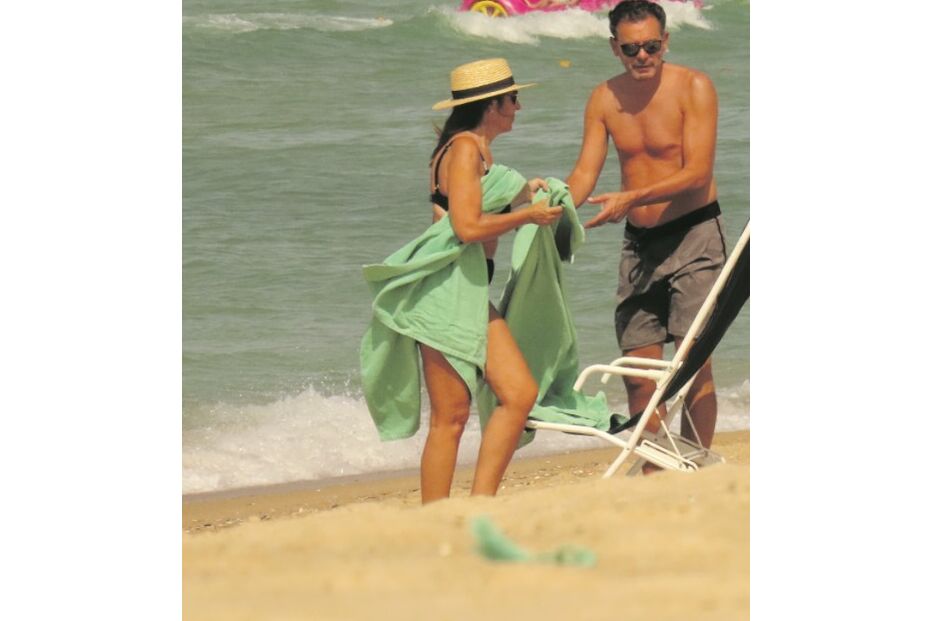 Primeiro-ministro desfruta da praia na melhor companhia  