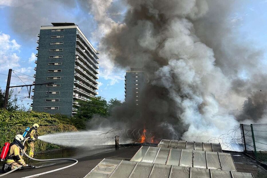Bombeiros combatem incêndio perto de prédios em Bruxelas; circulação de metro e comboio afetada