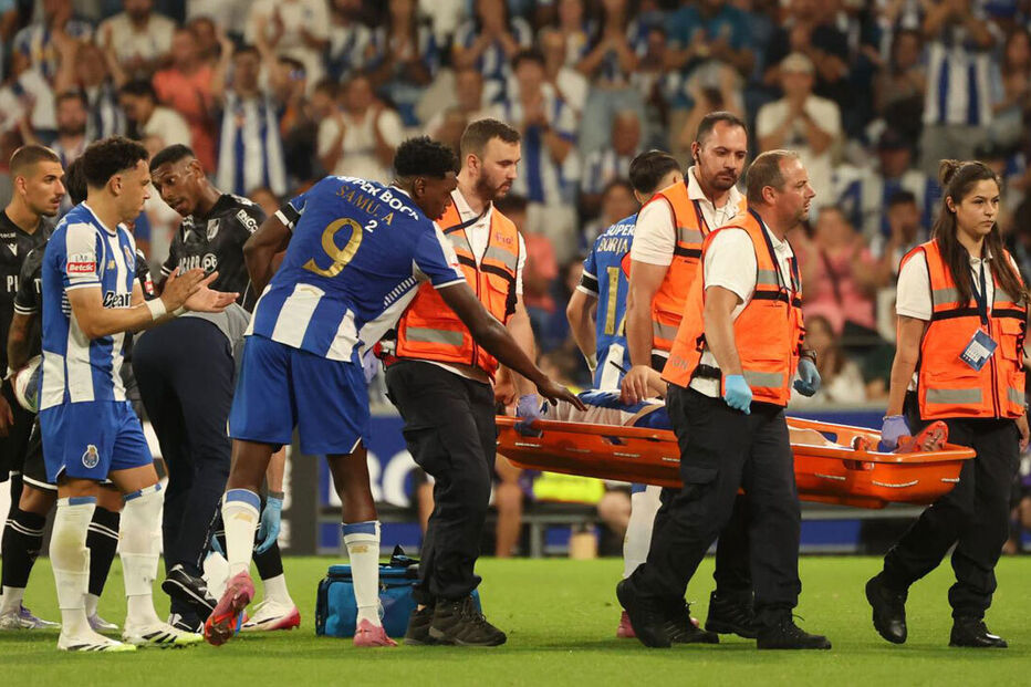 Martim Fernandes saiu de maca durante o FC Porto-V. Guimarães