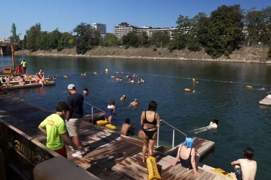 Parisienses refrescam-se no rio Sena durante a onda de calor em França