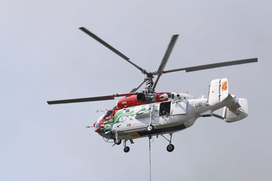 Helicóptero combate incêndio florestal devido a alerta prolongado