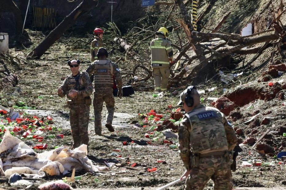 Explosão em fábrica de explosivos no Paraná faz nove mortos. Bombeiros no local