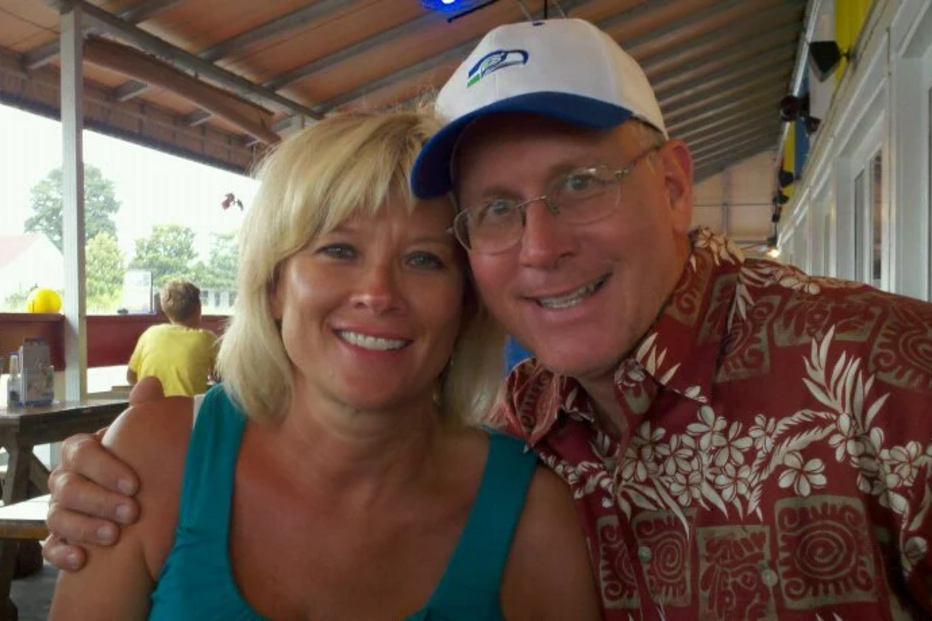 Mãe de Spencer Hatcher, cantor country, morre à facada na Virgínia