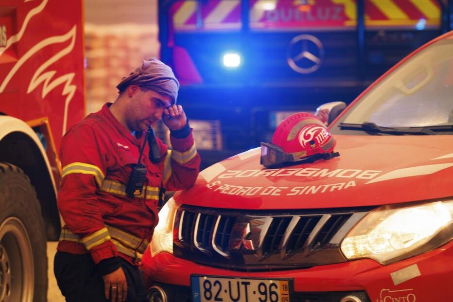 Bombeiro durante um incêndio em Borbela, em Vila Real