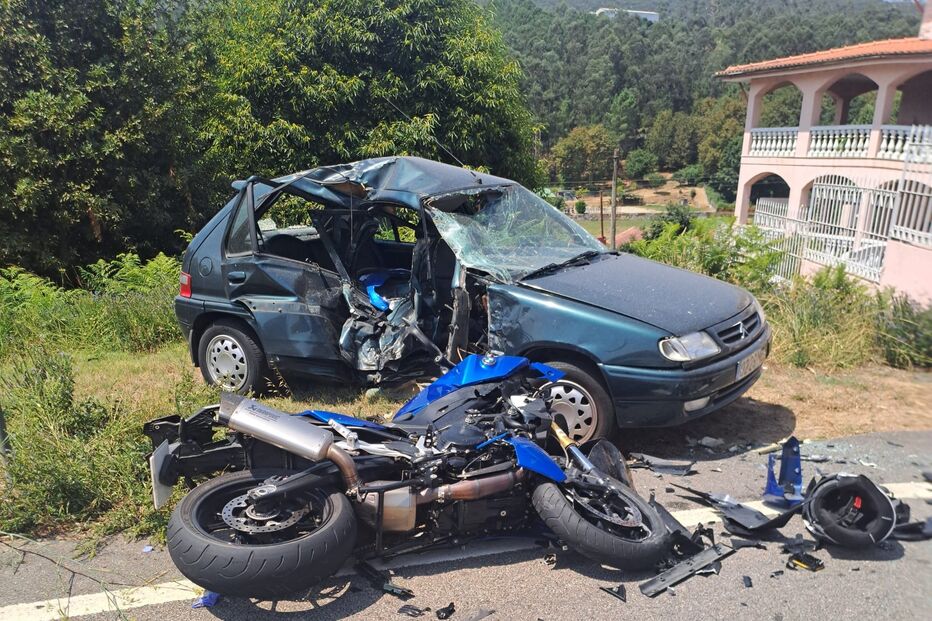 Homem morre em colisão entre carro e moto em que seguia