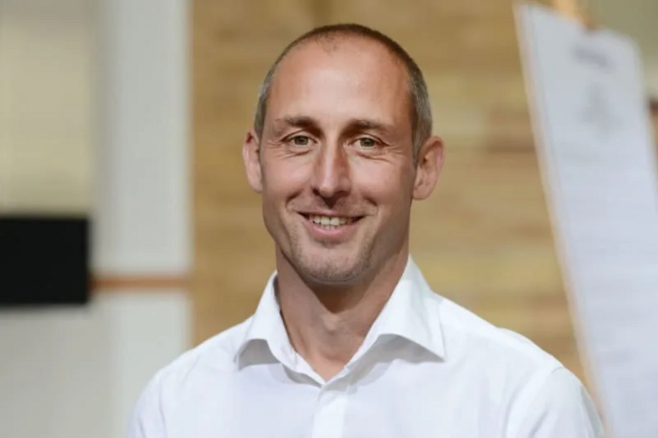 Ex-futebolista Marcus Urban denuncia ocultação da homossexualidade no futebol