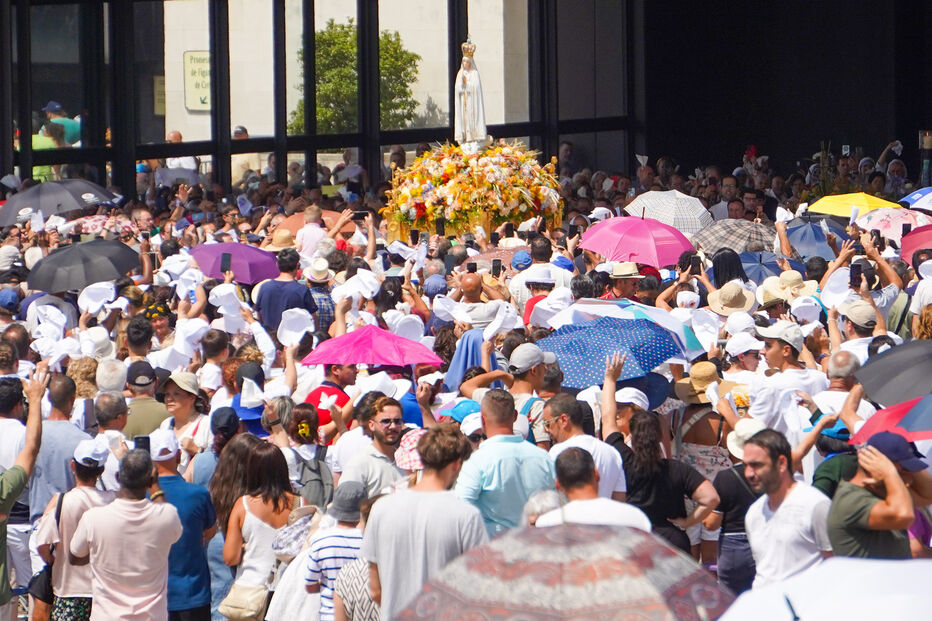Fátima: Bispo pede orações por bombeiros durante peregrinação com 110 mil fiéis