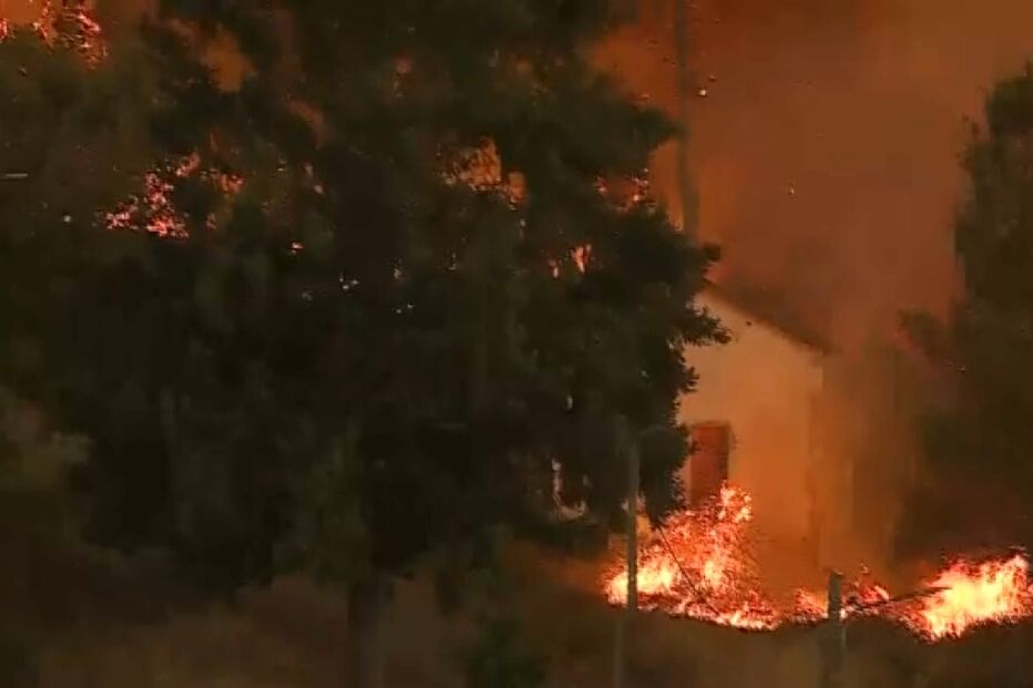 Fogo de Sátão avança para Gradiz. Uma casa está a ser consumida pelas chamas