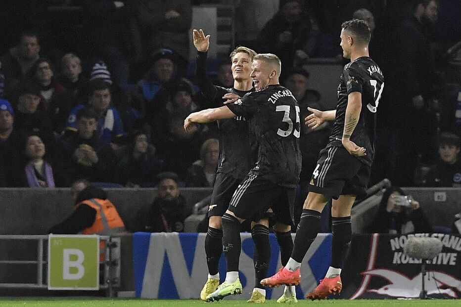 Jogadores do Arsenal celebram golo em Brighton