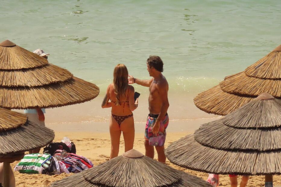 Madalena Abecasis diverte-se com a família na praia de Santa Eulália, no Algarve