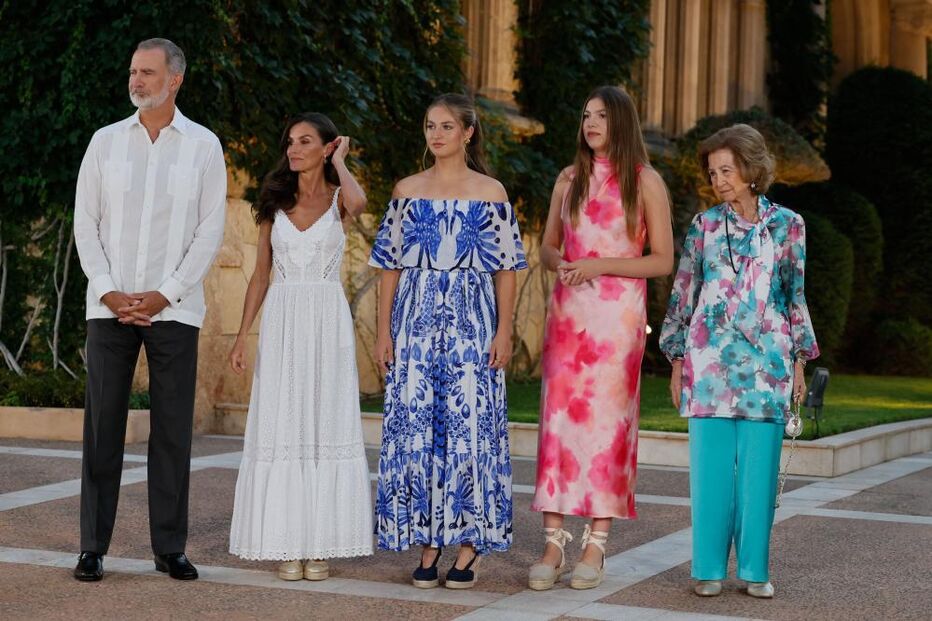 Família real espanhola reunida num evento, com destaque para a Rainha Sofia