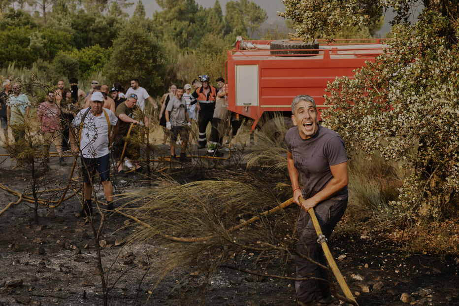 Bombeiros combatem incêndio em Castela e Leão, Espanha, após três mortes