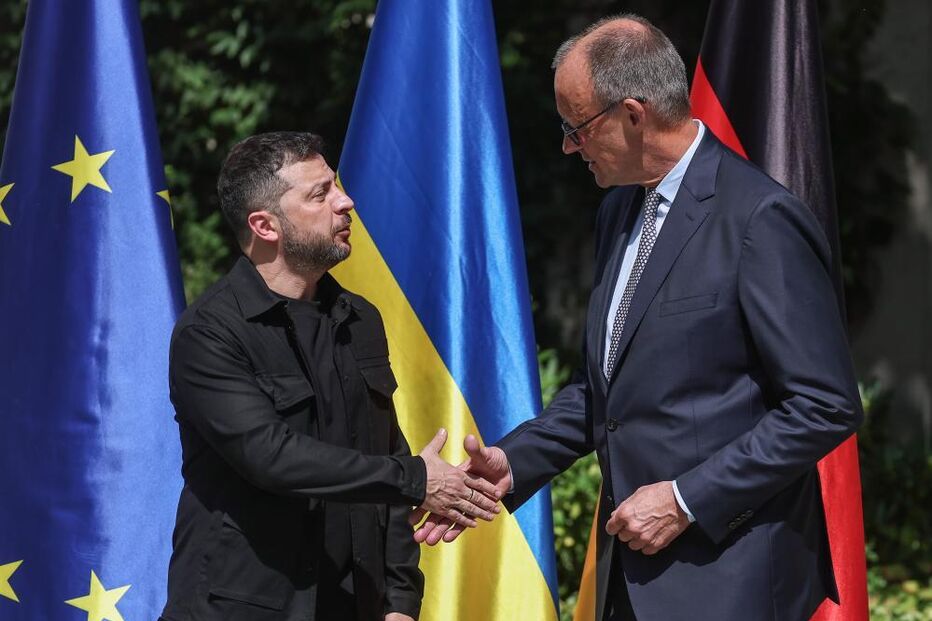 Zelensky e Starmer discutem paz na Ucrânia antes de cimeira EUA-Rússia