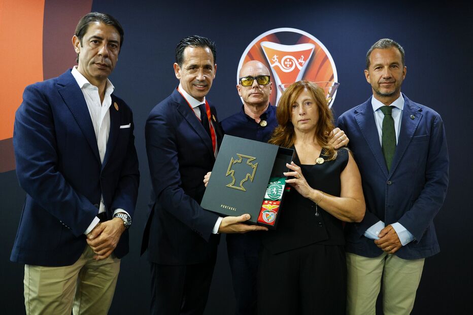 Rui Costa, Frederico Varandas, Pedro Proença e Isabel e Joaquim Silva, pais de Diogo Jota.jpg