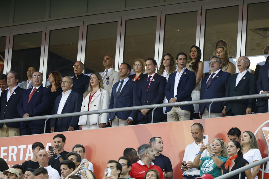 Joaquim Silva, Isabel Silva e Rute Cardoso, familiares de Diogo Jota e André Silva no Estádio do Algarve.jpg