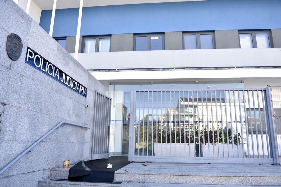 PJ da Guarda detém suspeito de atear fogo a casa de ex-namorada na Covilhã, após queixa por violência doméstica