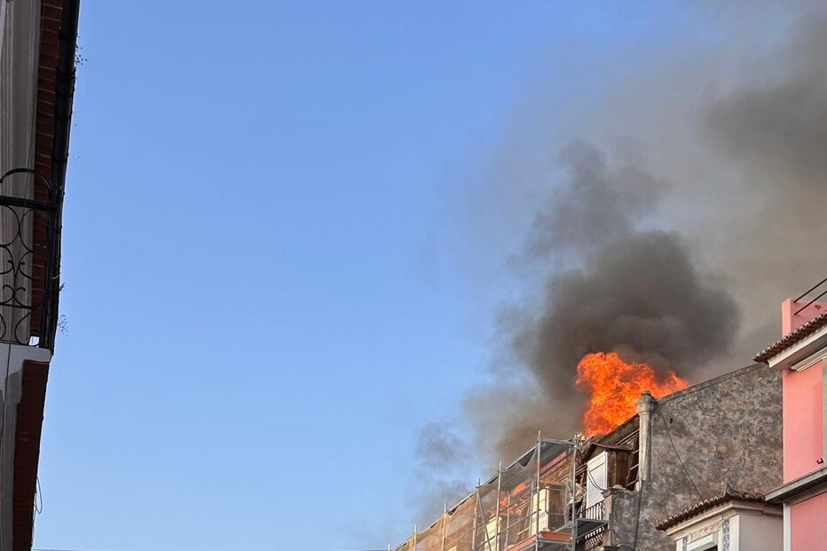 Incêndio deflagra em prédio na Calçada da Estrela em Lisboa