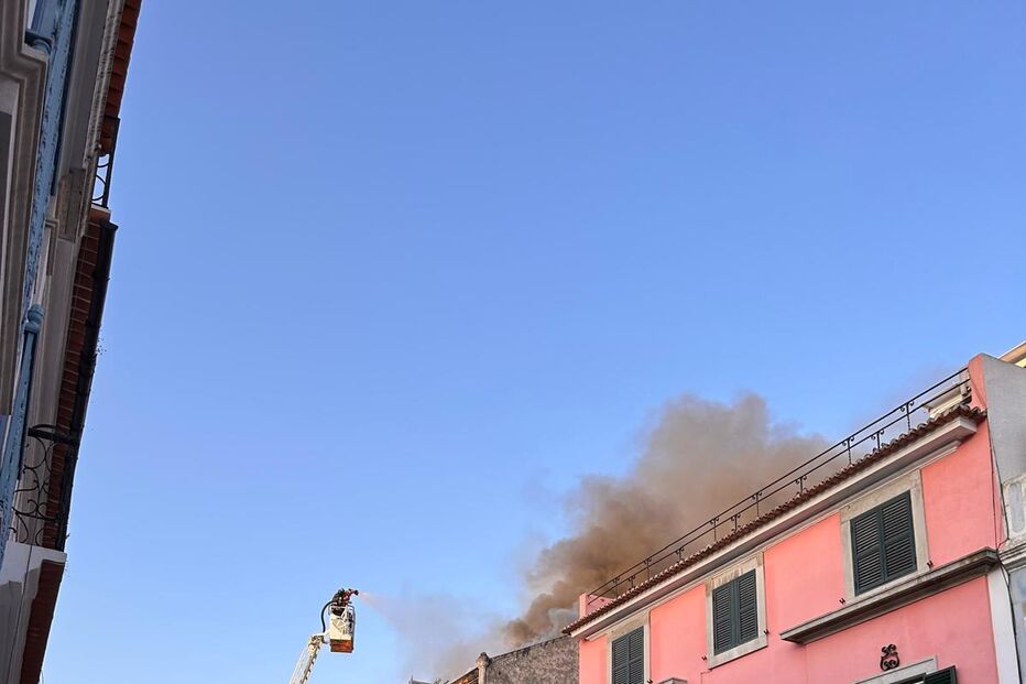 Incêndio deflagra em prédio na Calçada da Estrela em Lisboa