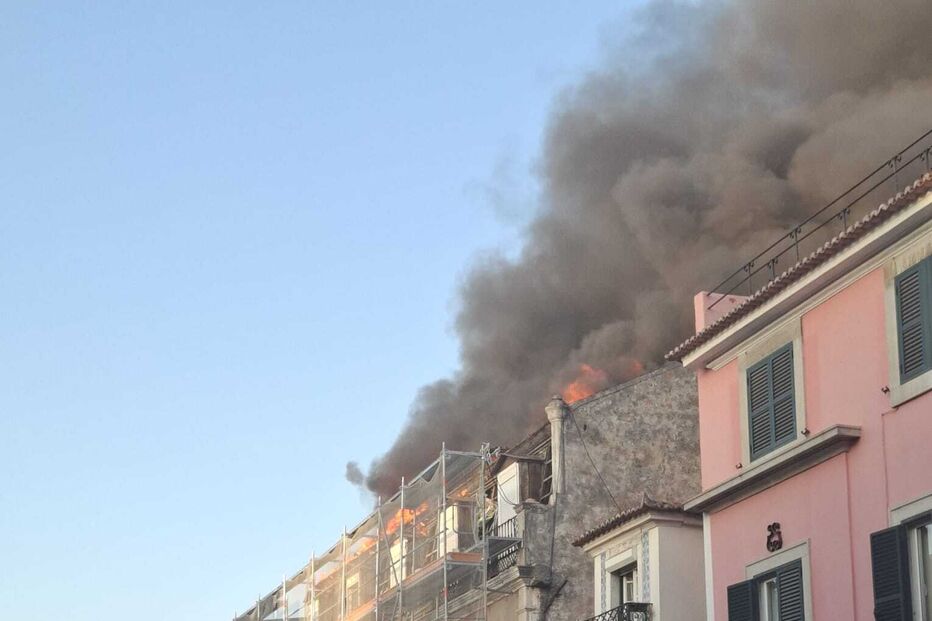 Incêndio deflagra em prédio na Calçada da Estrela em Lisboa