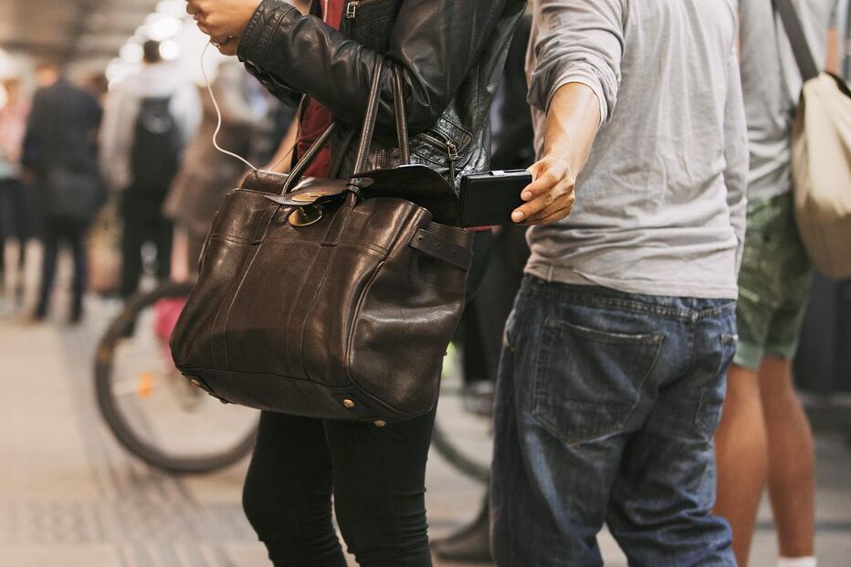 Carteiristas presas em Lisboa após furto de 700 euros a turista alemã nos Restauradores