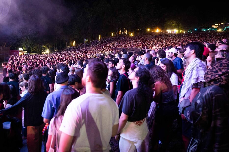 Público assiste a concertos na segunda noite do Festival Paredes de Coura