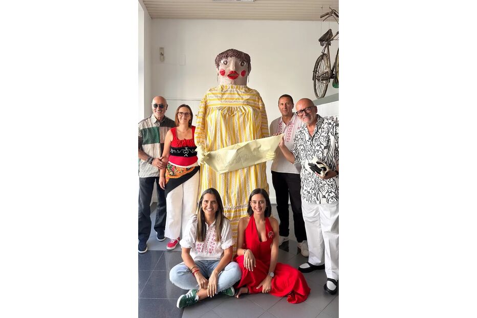 Grupo posa com gigantone Vianense