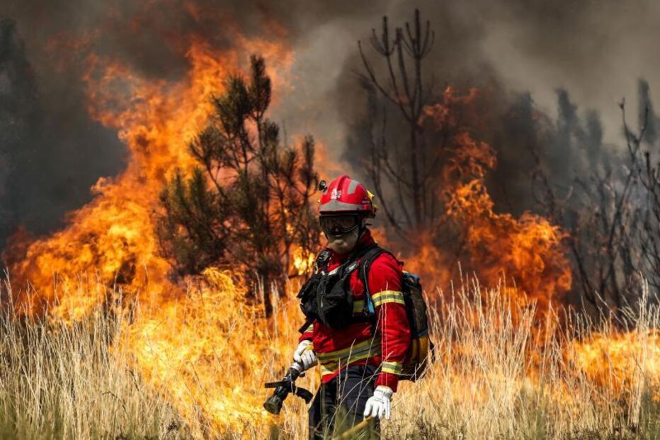 Bombeiro combate chamas