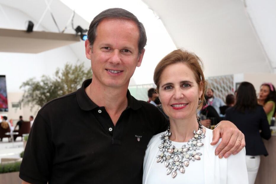 Um homem e uma mulher posam juntos num evento