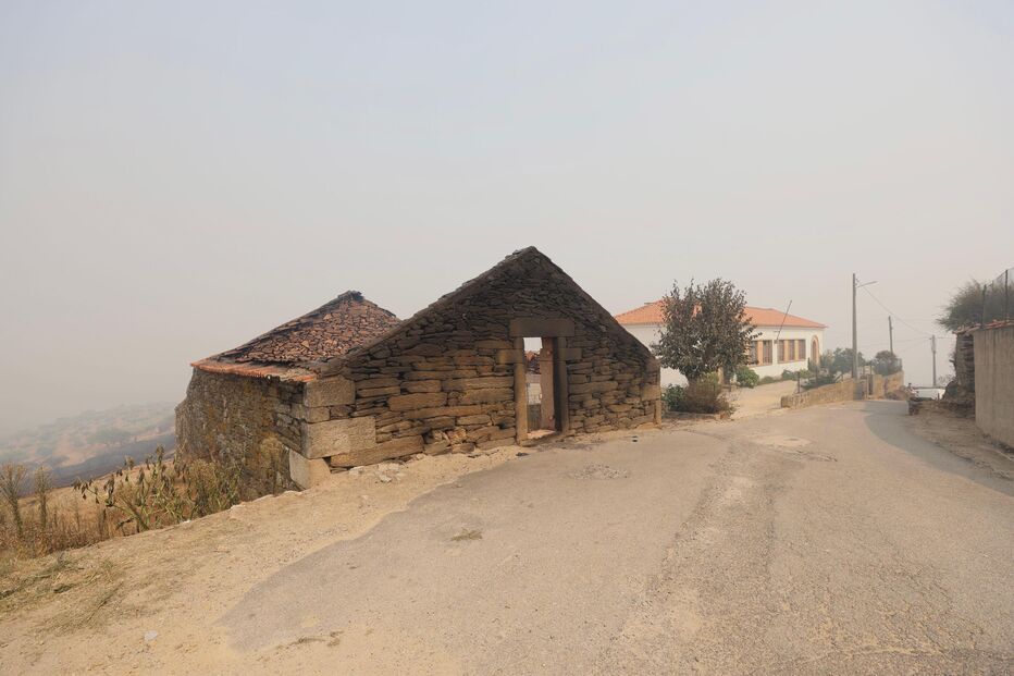 Palheiro arde na aldeia Poço do Canto
