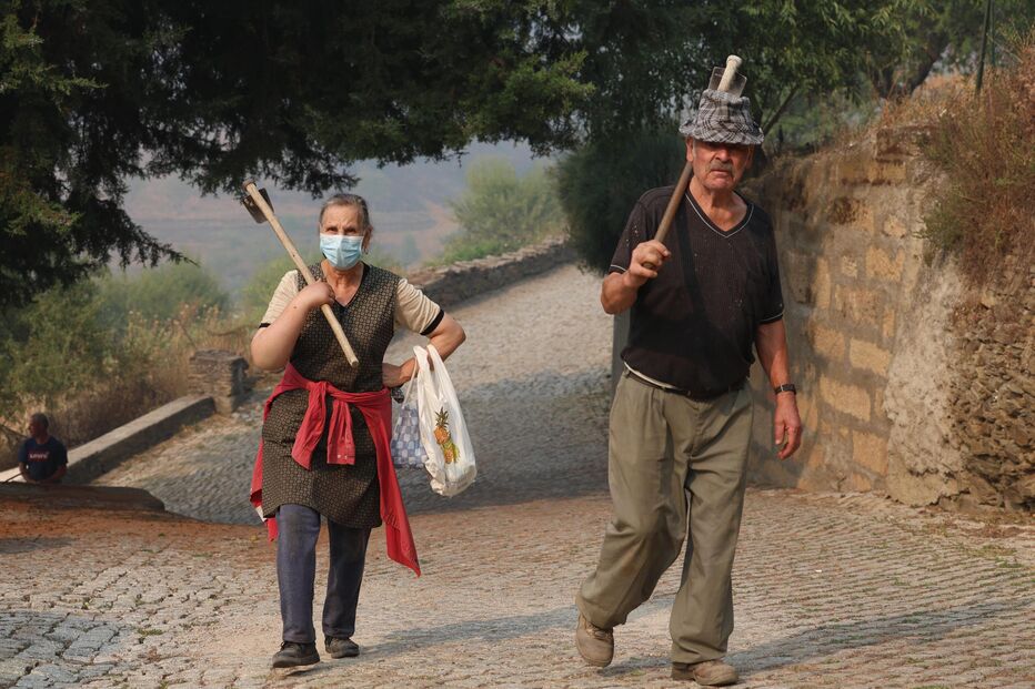 Idosos auxiliam no combate ao fogo na aldeia da Fonte Longa