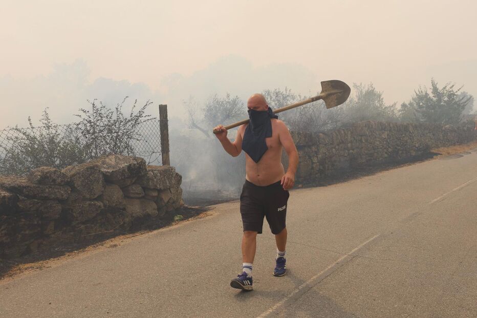 Populares no combate ao fogo em Mêda