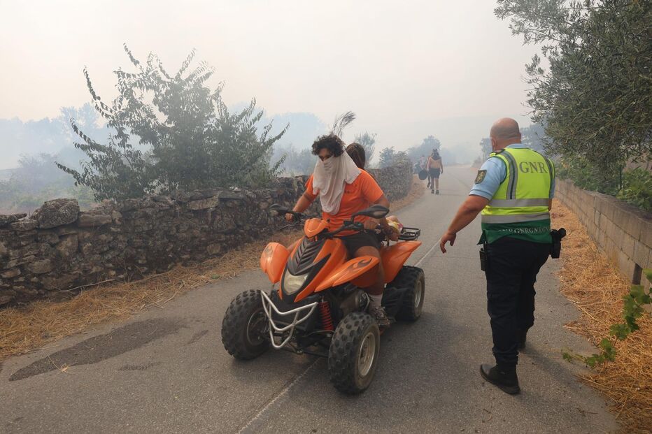 Populares no combate ao fogo em Mêda