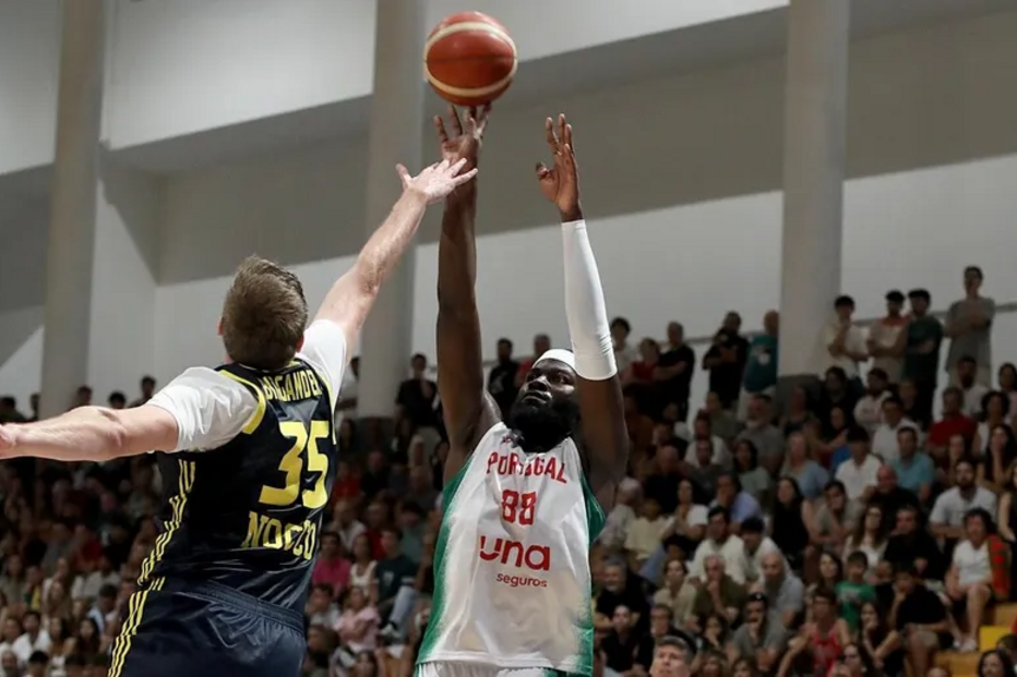 Neemias ataca a bola