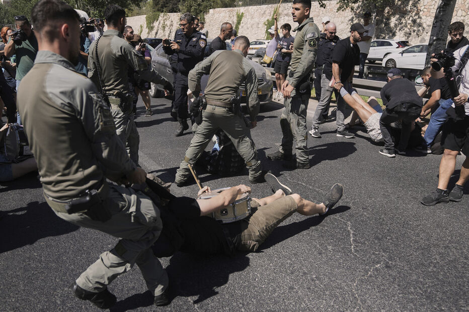 Manifestantes bloqueiam uma estrada durante protesto exigindo a libertação dos reféns mantidos pelo Hamas e pedindo que o governo israelita reverta a decisão de tomar a Cidade de Gaza