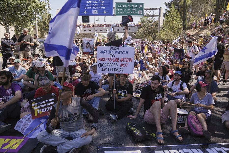 Manifestantes bloqueiam uma estrada durante protesto exigindo a libertação dos reféns mantidos pelo Hamas e pedindo que o governo israelita reverta a decisão de tomar a Cidade de Gaza