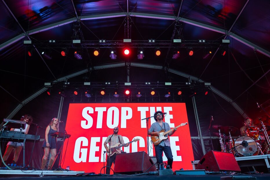 Cassete Pirata emitem mensagem no palco do Festival Paredes de Coura: 
