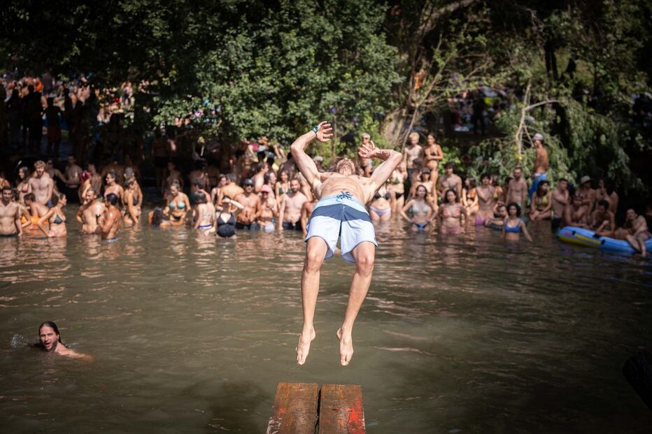 Festivaleiros a banhos na praia fluvial do último dia do Paredes de Coura