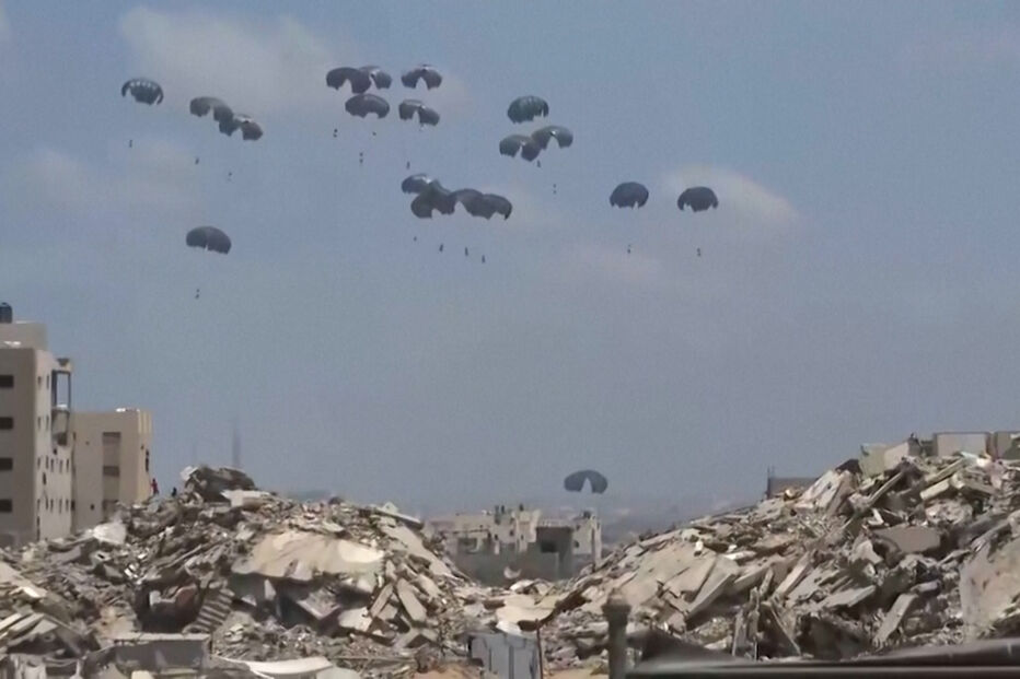 Ajuda humanitária chega a Gaza de paraquedas, enquanto se aguarda operação militar israelita