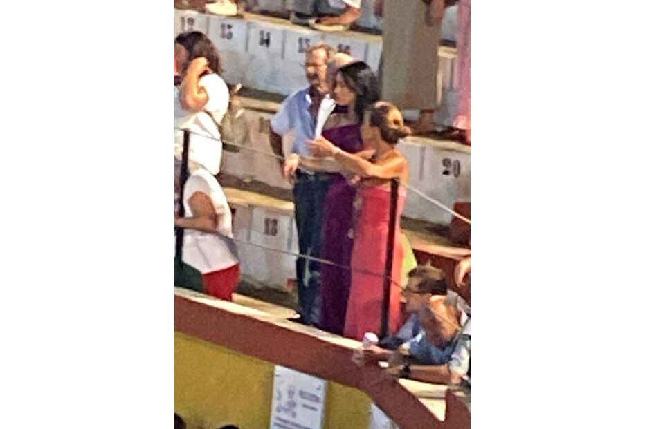 Pessoas assistem a um evento em bancadas