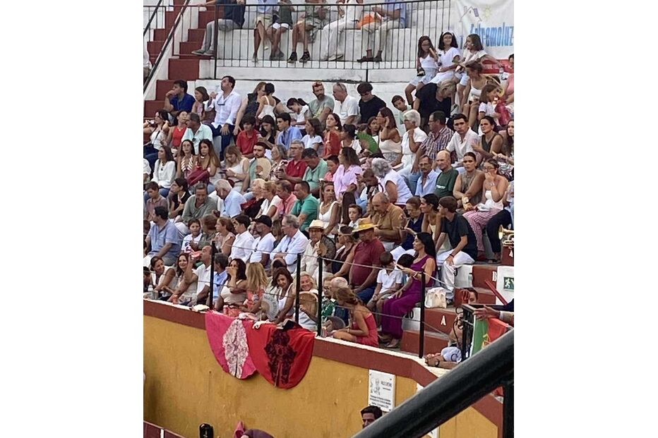 Pessoas assistem a evento numa arena com bancadas cheias