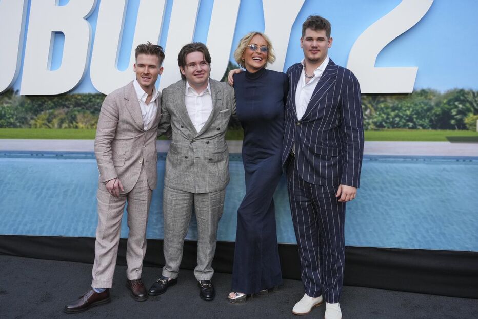 Sharon Stone posa com os filhos na antestreia de 