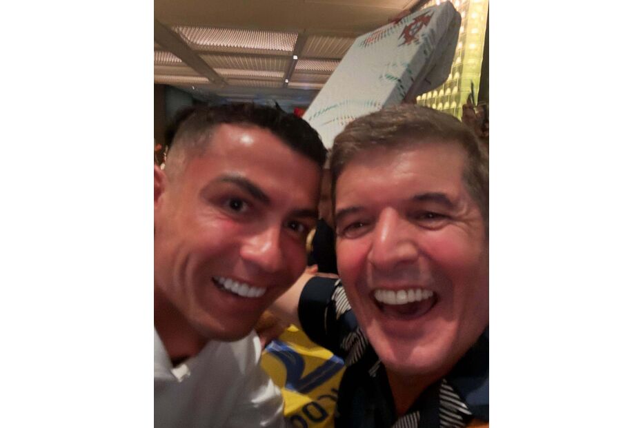 Cristiano Ronaldo encontra um fã em Hong Kong e posa para foto