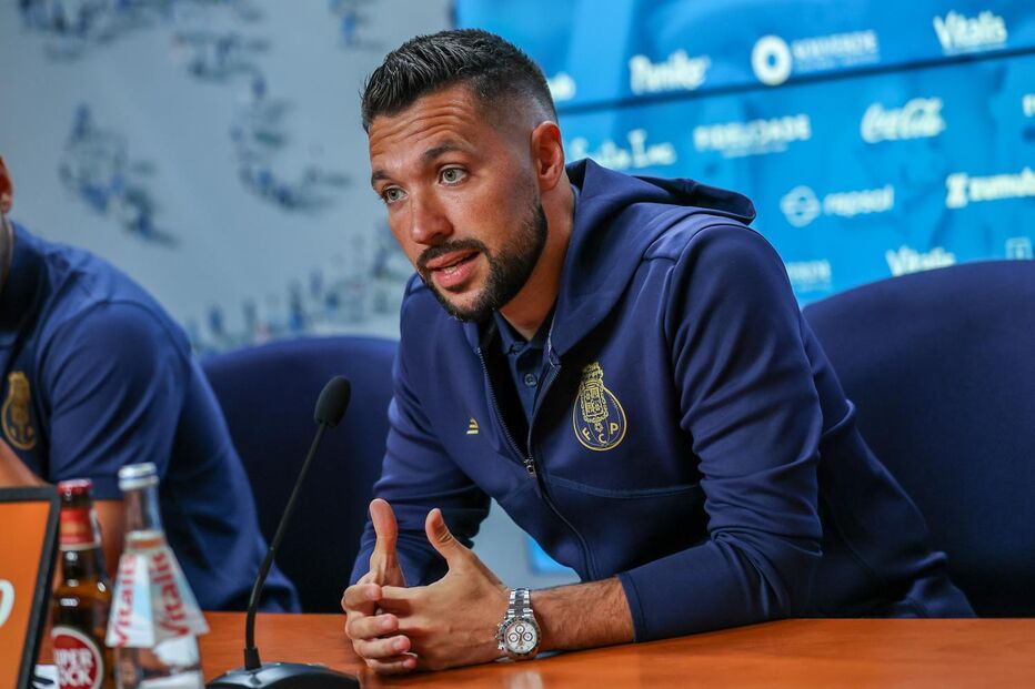 Francesco Farioli durante conferência de imprensa