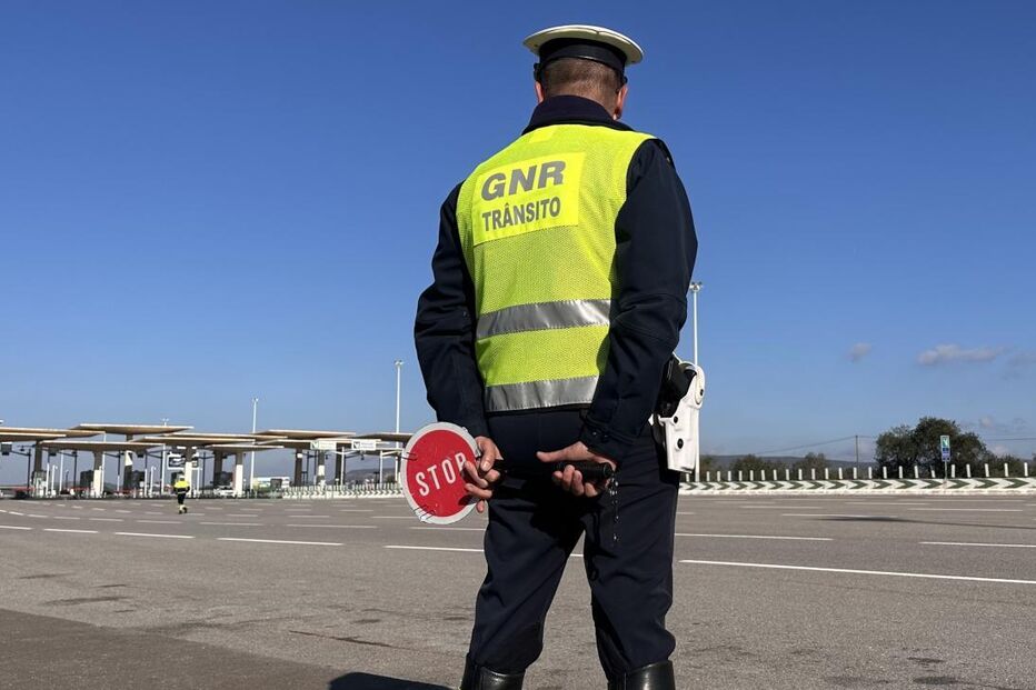 GNR Trânsito controla o tráfego em Relvas, Arganil, com sinal de Stop