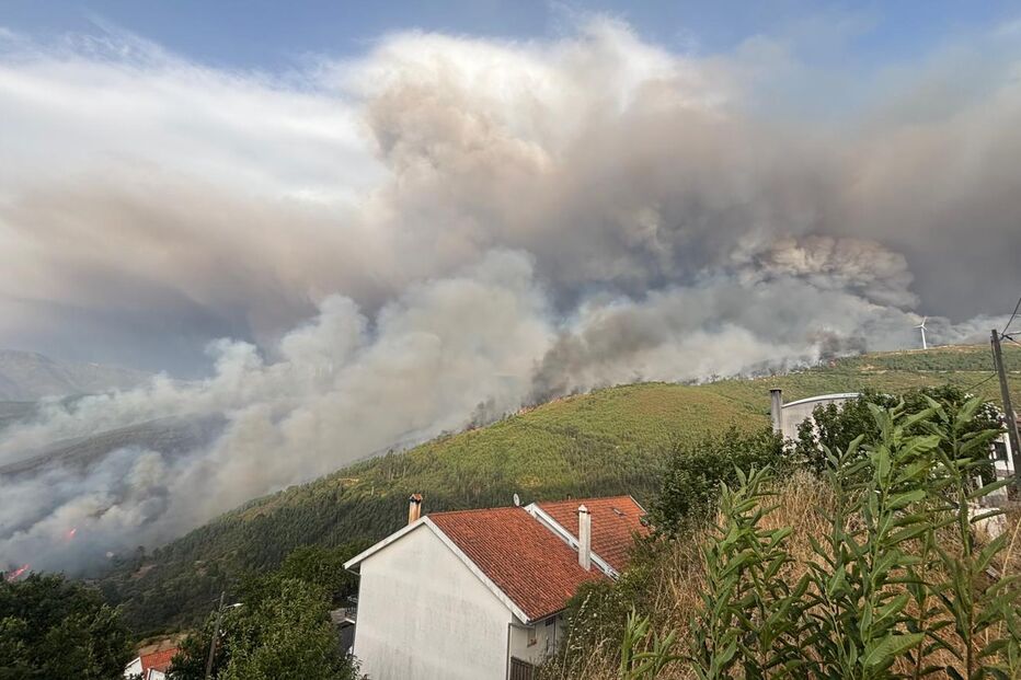 Frente de fogo de Teixeira, em Seia, progride 