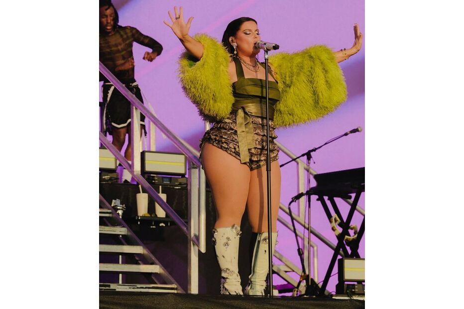 Nelly Furtado confiante responde a críticas sobre o corpo