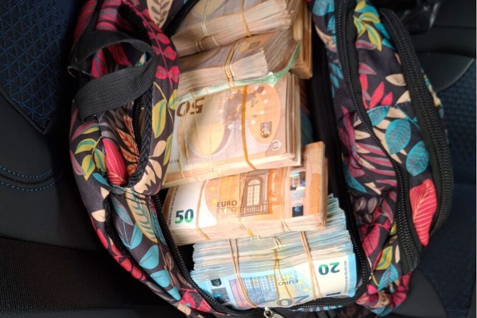 Mochila com maços de notas de 20 e 50 euros