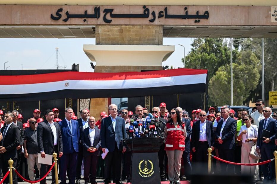 O MNE egípcio, Badr Abdelatty, discursa ao lado do PM palestiniano Mohammad Mustafa, junto à fronteira de Gaza, em Rafah