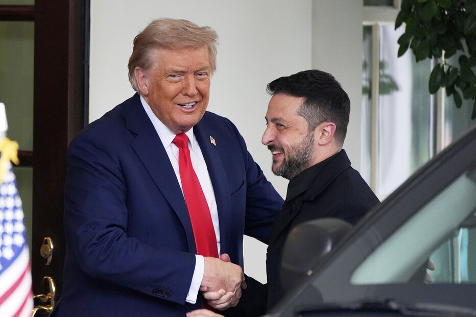 Zelensky recebido por Trump na Casa Branca. Desta vez vestiu uma camisa e casaco