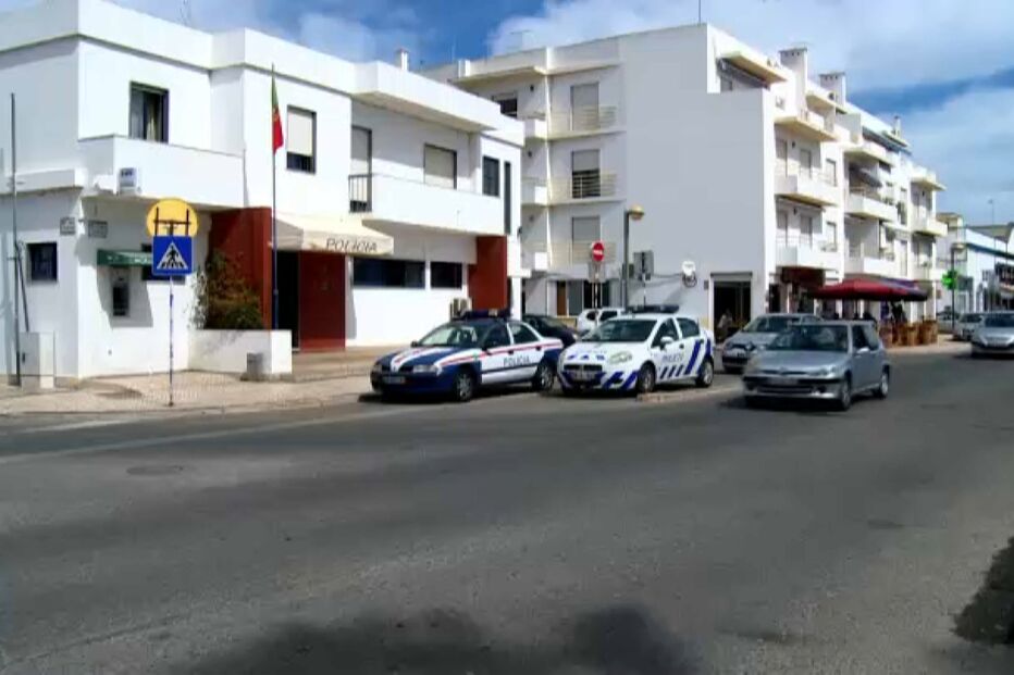 Dois polícias acusados de sequestro e homicídio qualificado por espancarem ladrão de comida até à morte